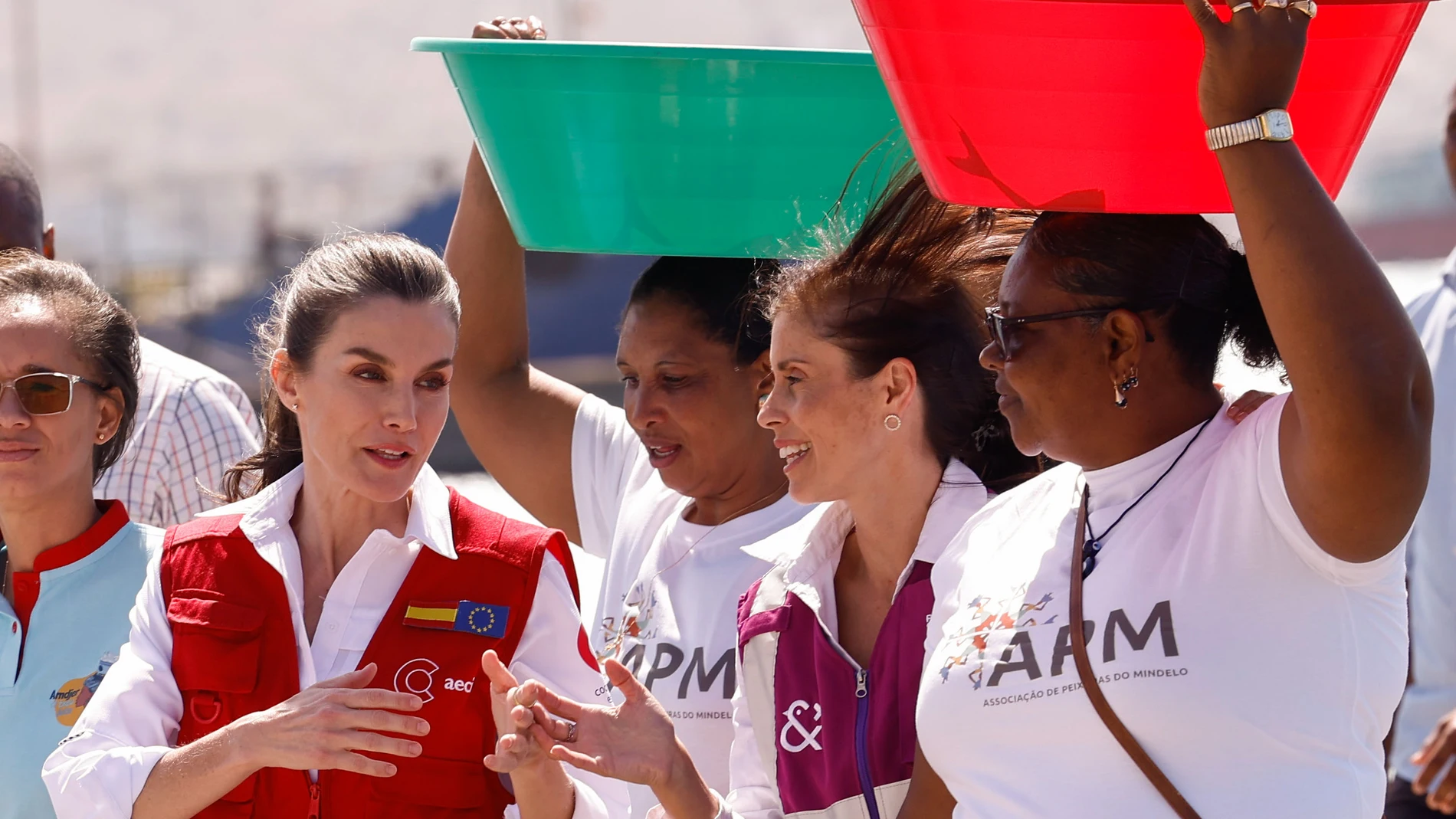ISLA DE SAN VICENTE (CABO VERDE), 26/03/2025.- La reina Letizia (i) realiza este miércoles una visita al mercado municipal de Mindelo, Cabo Verde, para conocer otros proyectos relacionados con la pesca artesanal sostenible y cómo se mejoran los derechos de las mujeres pescadoras. EFE/Chema Moya