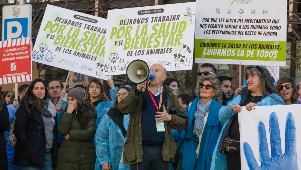Los veterinarios protestan contra la ley que "restringe" la prescripción de medicamentos
