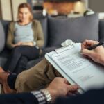 Adiós al psicologo: este es el peligroso método que se ha popularizado para hacer terapia