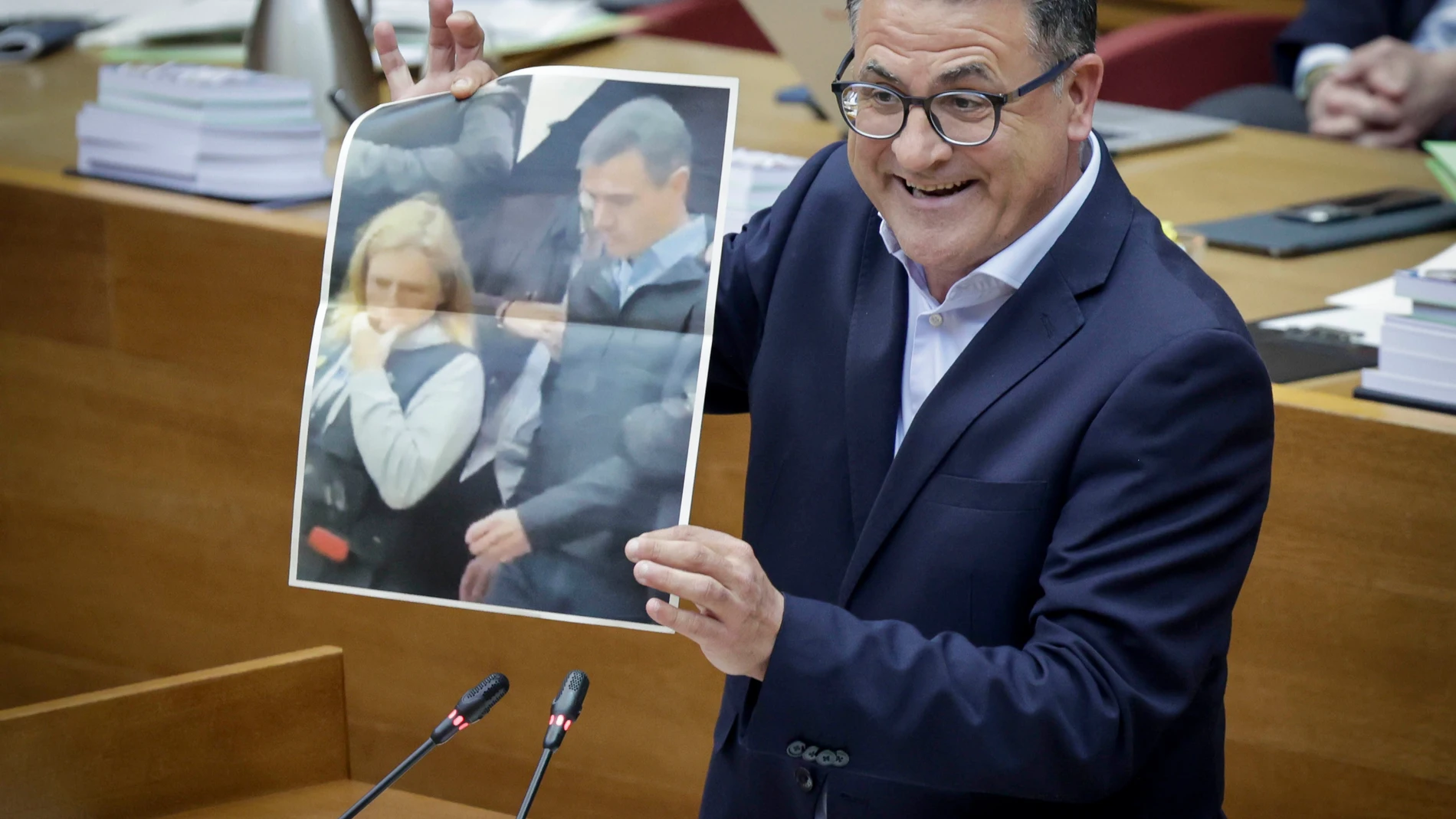 El diputado del PP en Les Corts José Ramón González de Zárate, momentos antes de la discusión REMITIDA / HANDOUT por JOSÉ CUÉLLAR/CORTS VALENCIANES Fotografía remitida a medios de comunicación exclusivamente para ilustrar la noticia a la que hace referencia la imagen, y citando la procedencia de la imagen en la firma 26/03/2025