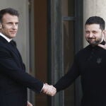 Emmanuel Macron recibe a Volodimir Zelenski en el Elíseo