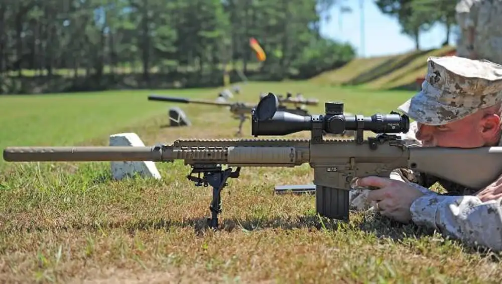 Un francotirador de los Marines con un M110 SASS.