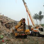 Servicios de rescates buscan supervivientes entre los escombros en Birmania