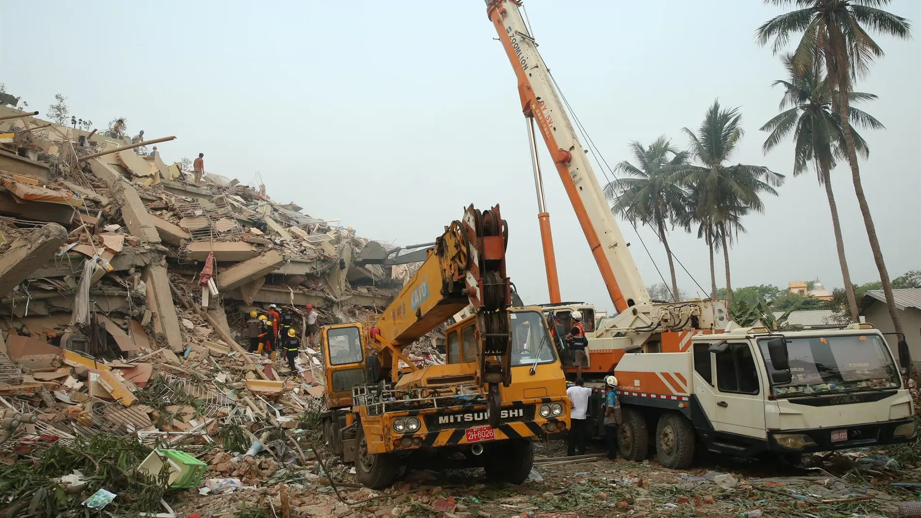 Servicios de rescates buscan supervivientes entre los escombros en Birmania