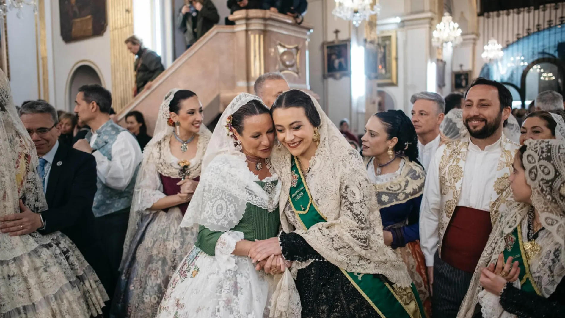 La alcaldesa de Castellón, Begoña Carrasco, junto con la Reina de las Fiestas de la Magdalena de 2025, Paula Torres