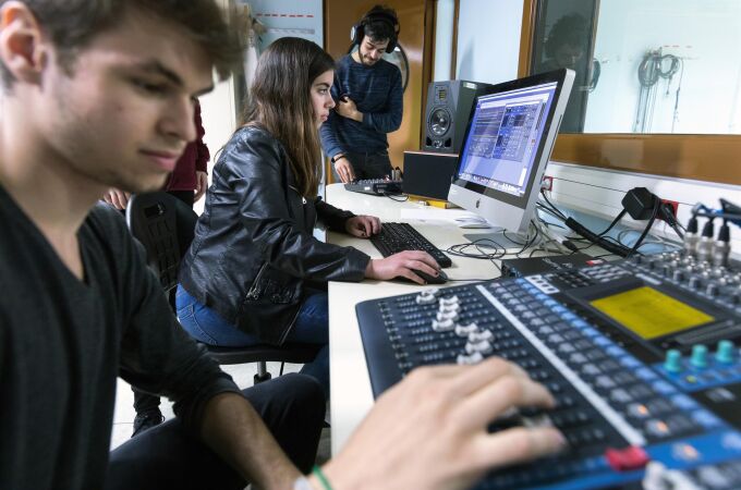 Varios estudiantes de Formación Profesional