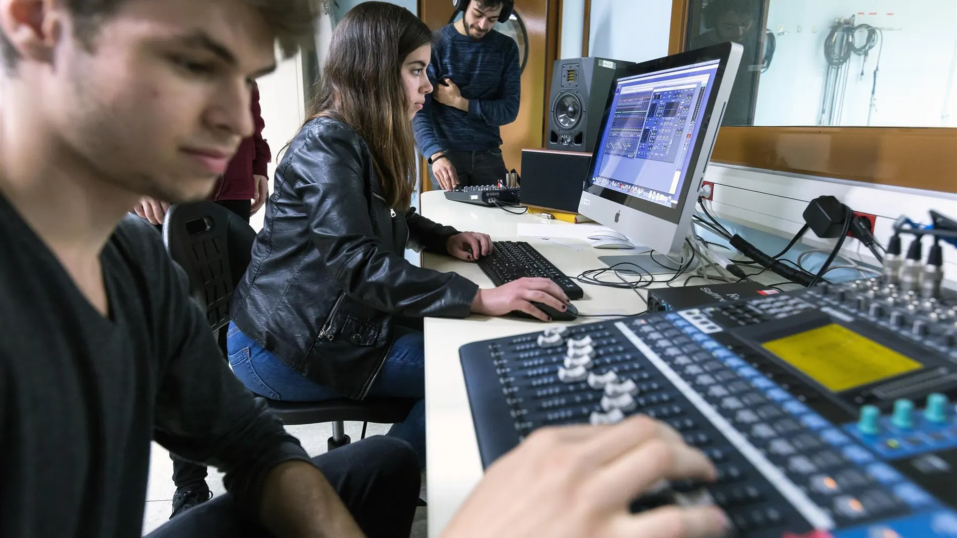 Varios estudiantes de Formación Profesional