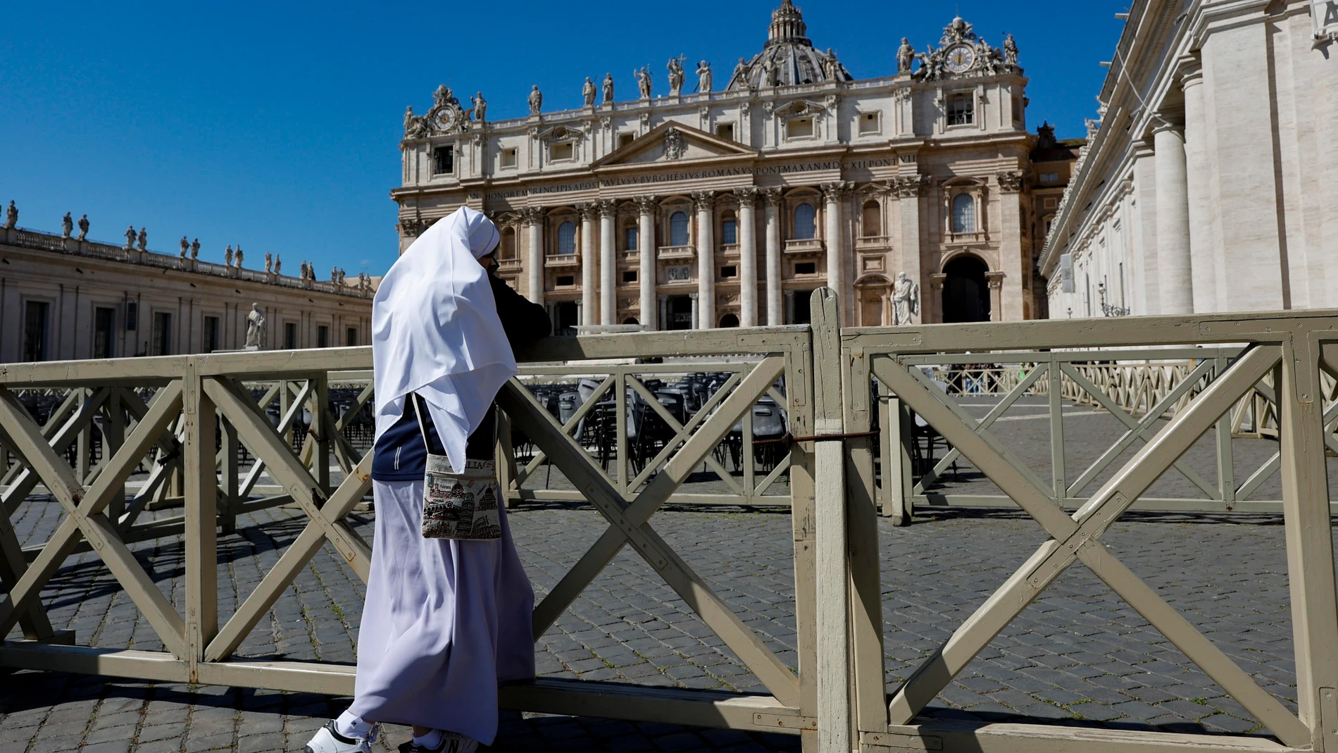 VATICAN CITY (Vatican City State (Holy See)), 30/03/2025.- A nun prays near the Apostolic Palace, where Pope Francis usually delivers the Angelus noon prayer from his studio's window, in St. Peter's Square, Vatican City, 30 March 2025. (Papa) EFE/EPA/FABIO FRUSTACI