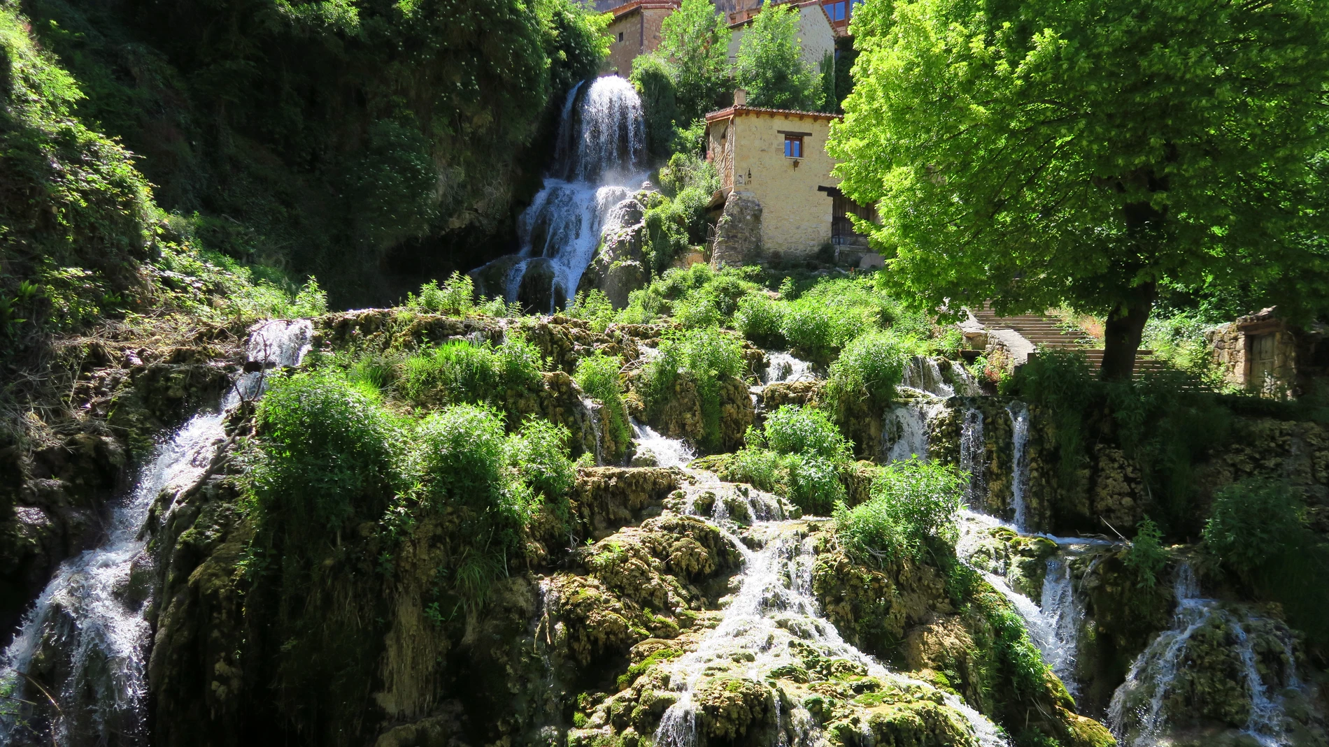El pueblo-cascada Orbaneja del Castillo