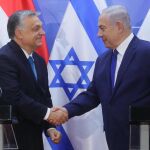 Benjamin Netanyahu junto al primer ministro húngaro, Viktor Orban