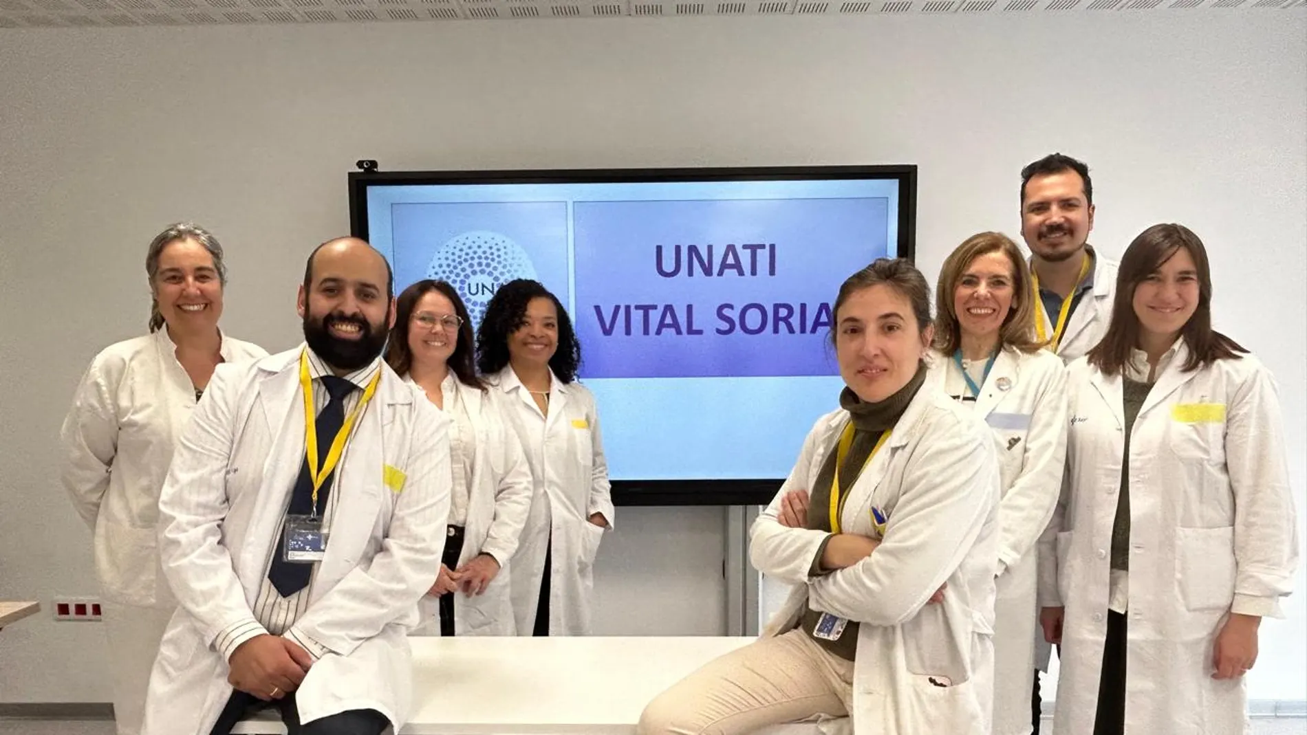 Investigadores del Complejo Universitario Santa Bárbara de Soria y de la Universidad de Valladolid que participan en el proyecto Unati. De derecha a izquierda, María Cruz Martínez, Luis Eduardo Enríquez, Clara María Torres, Marta León, Santa Orfelina Rincón, Patricia Romero, Fahd Beddar Chaib y Barbara Vizmanos