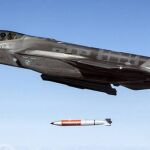 Un F-35 lanza una B-16-12, predecesora de la B-16-13, en un test. 