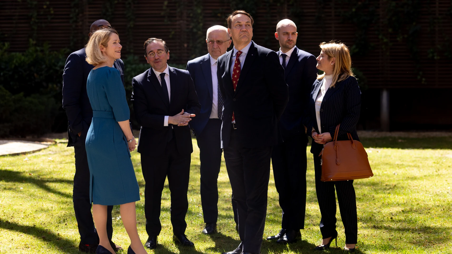 Foto de familia con los ministros de Asuntos Exteriores de Reino Unido, David Lammy, España, José Manual Albares, Polonia, Radoslaw Sikorski, Francia, Jean-Noël Barrot, e Italia, y la Alta representante de la Unión para Asuntos Exteriores y Política de Seguridad, Kaja Kallas, durante la reunión ministerial sobre seguridad europea y Ucrania, en el Palacio de Viana, a 31 de marzo de 2025, en Madrid (España). Albares ha sido el anfitrión de la reunión del foro G5+ que ha congregado a los ministr...