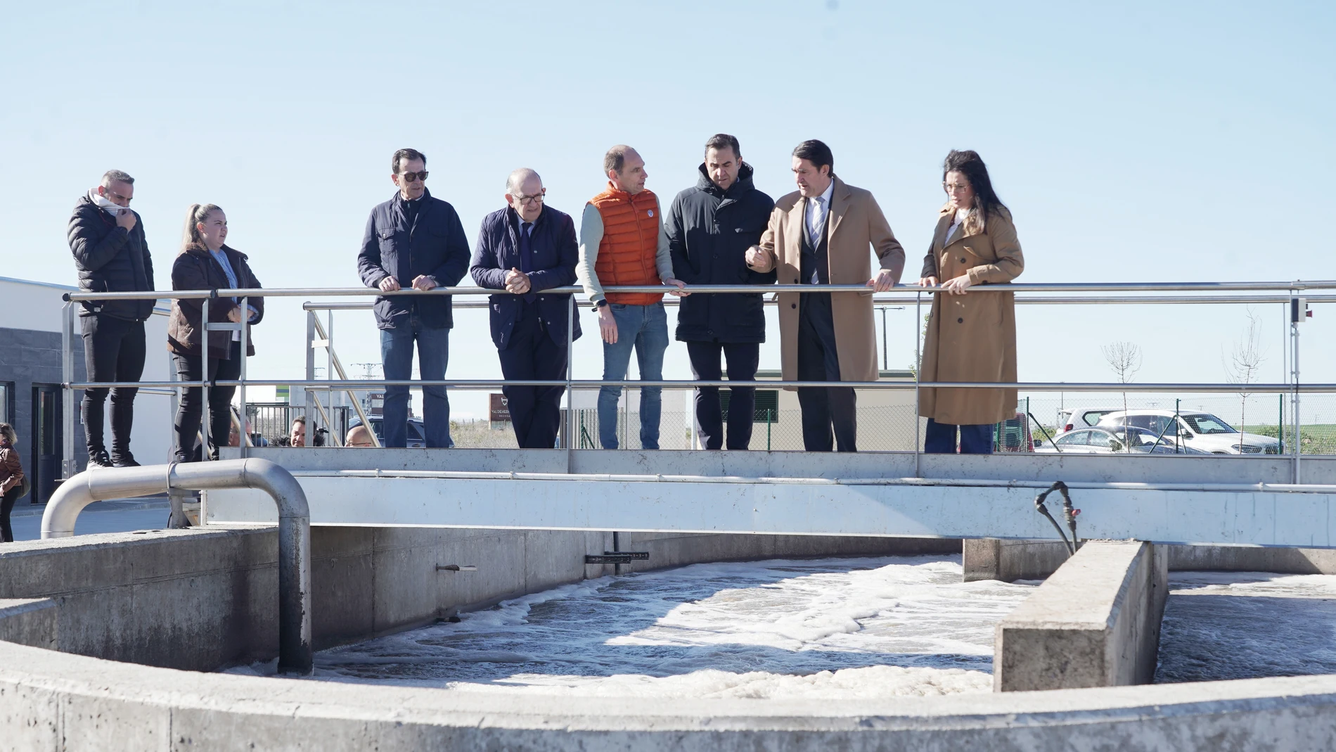 El consejero de Medio Ambiente, Vivienda y Ordenación del Territorio, Juan Carlos Suárez-Quiñones, visita la EDAR de Nava de Rey