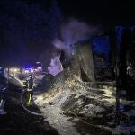 Sucesos.- El incendio de un camión mantiene cortado un carril de la A-4 en Aranjuez