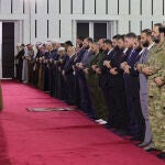 El presidente de Siria, Ahmed al Sharaa (c), durante la oración del Aíd en el Palacio Presidencial en Beirut (Siria), este lunes.