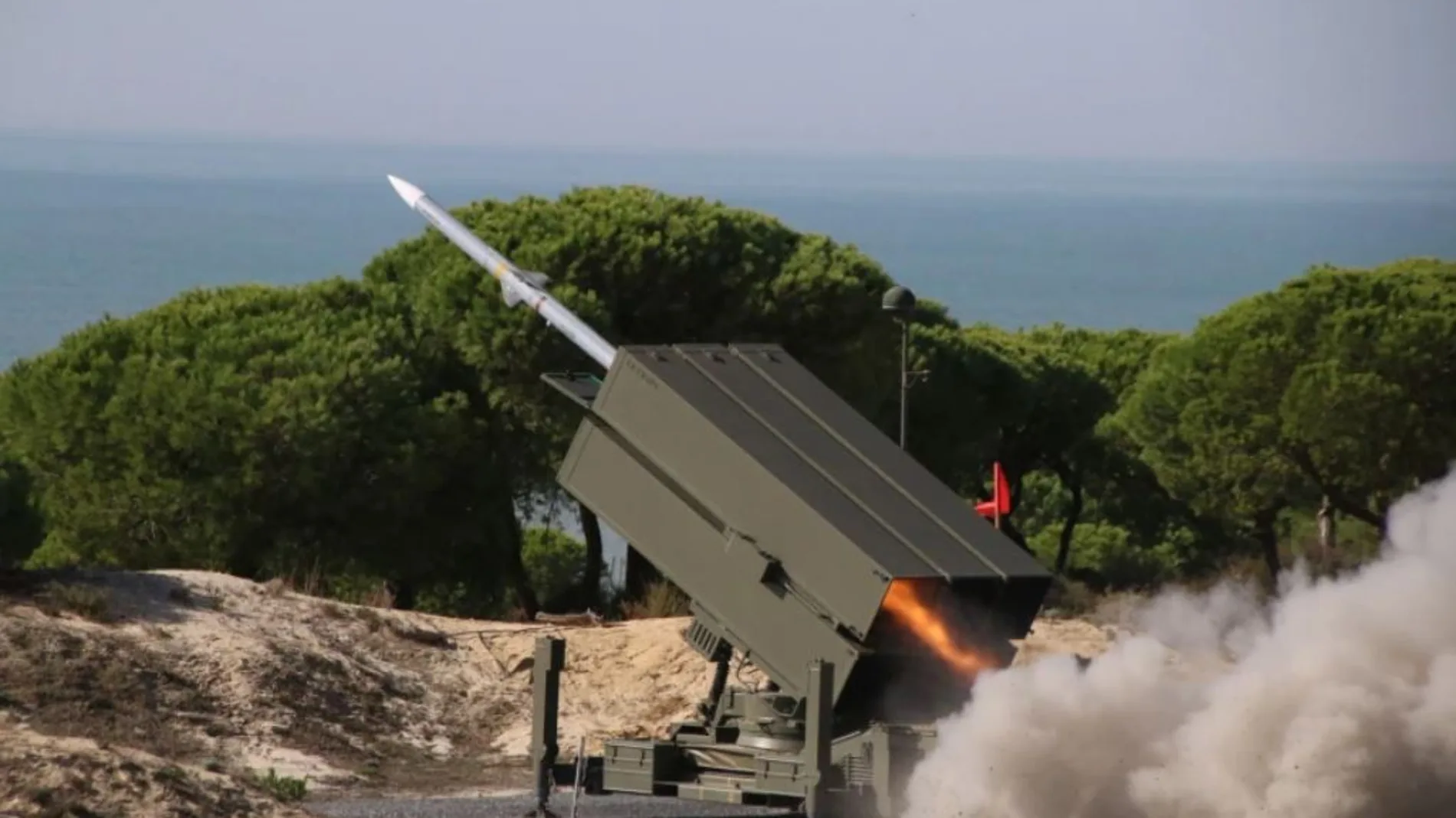 Lanzamiento de un misil Amraam desde un batería Nasams española