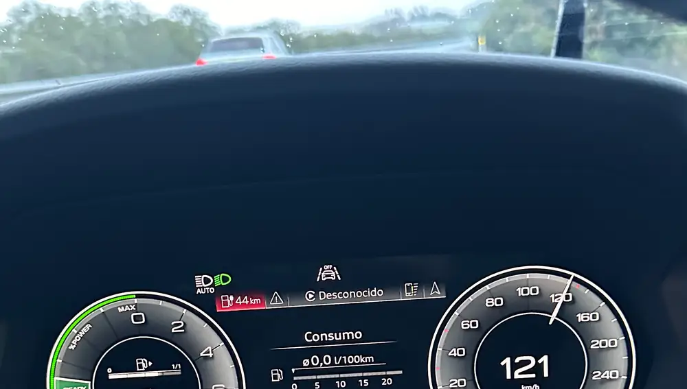 Rodando en modo eléctrico por la autovía