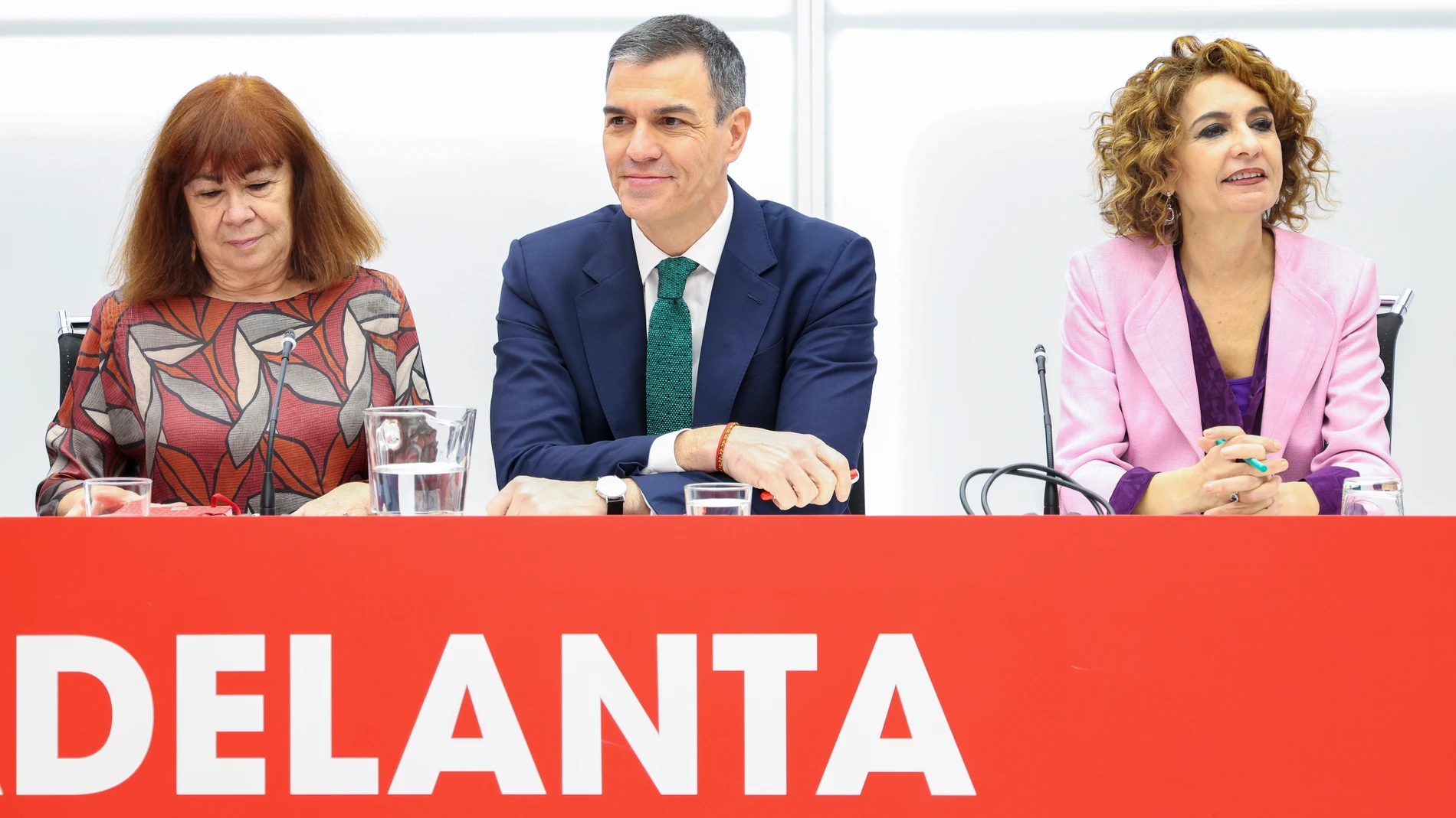 MADRID, 31/03/2025.- El presidente del Gobierno y secretario general del PSOE, Pedro Sánchez (c), preside la reunión de la Comisión Ejecutiva Federal en la sede de Ferraz junto a la presidenta del Partido Cristina Narbona (i) y la vicesecretaria general del partido María Jesús Montero (d). EFE/PSOE/Eva Ercolanese SOLO USO EDITORIAL/SOLO DISPONIBLE PARA ILUSTRAR LA NOTICIA QUE ACOMPAÑA (CRÉDITO OBLIGATORIO)