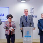 José Mazarías atiende a la prensa junto a José Luis Horcajo, Rosalía Serrano y Alejandro González y 