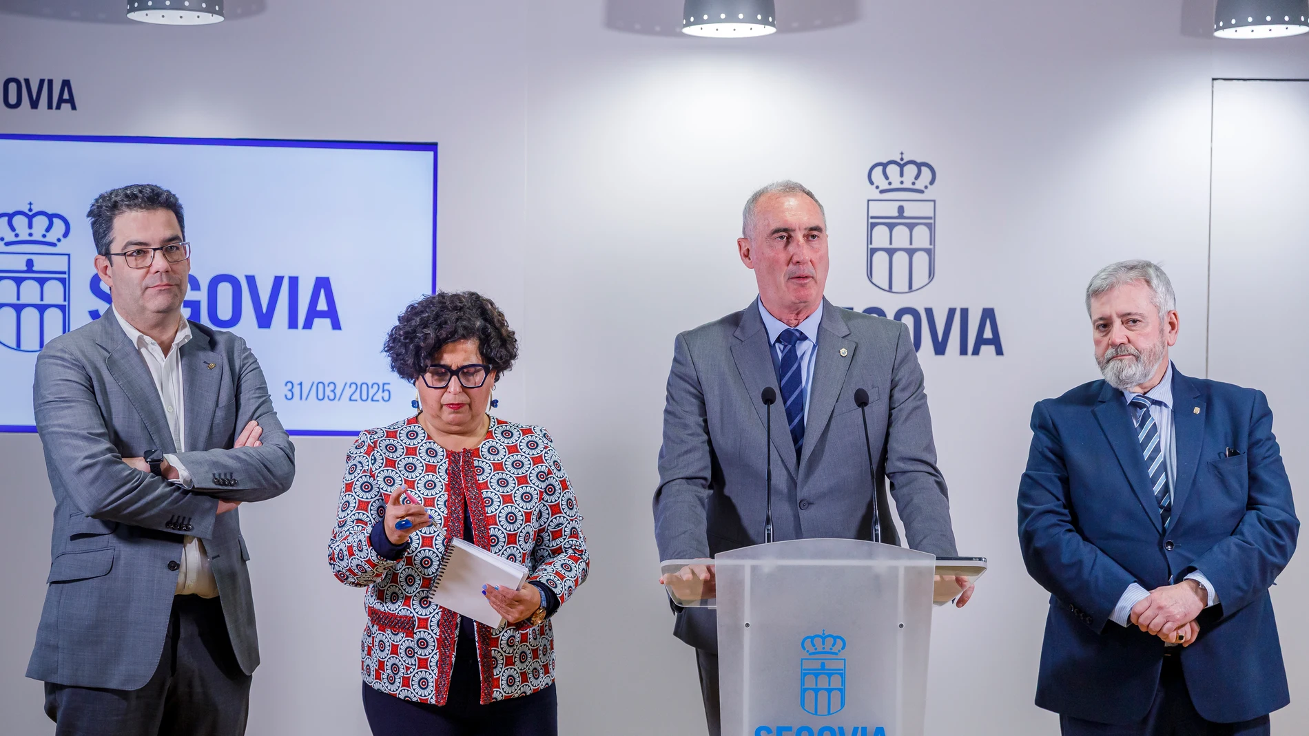 José Mazarías atiende a la prensa junto a José Luis Horcajo, Rosalía Serrano y Alejandro González y