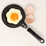 Los huevos fritos tendrán mejor sabor si agregas dos ingredientes antes de cocinarlos