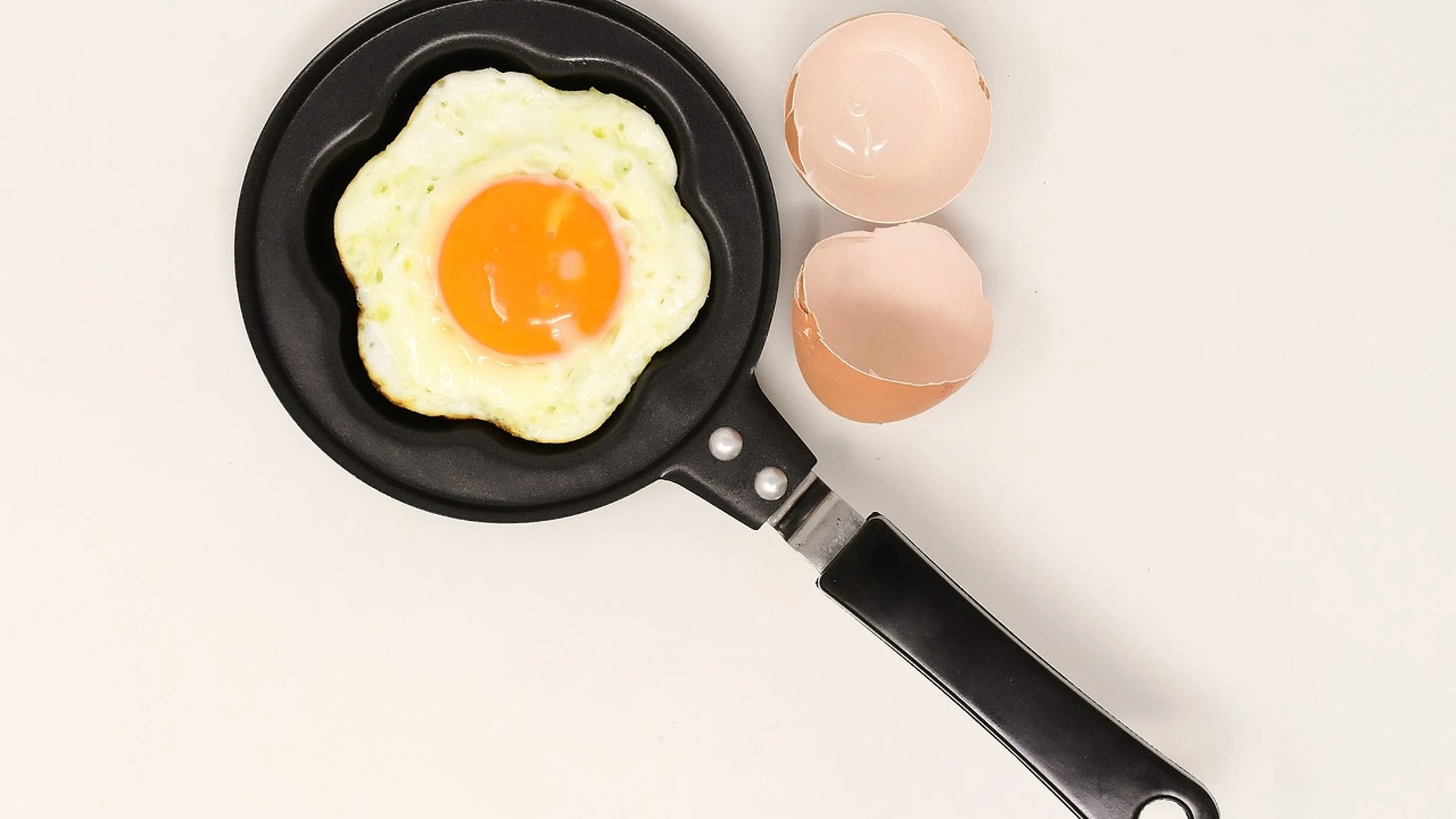 Los huevos fritos tendrán mejor sabor si agregas dos ingredientes antes de cocinarlos