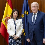 Robles y el comisario europeo de Defensa abogan por no recargar a la industria de defensa con regulaciones excesivas