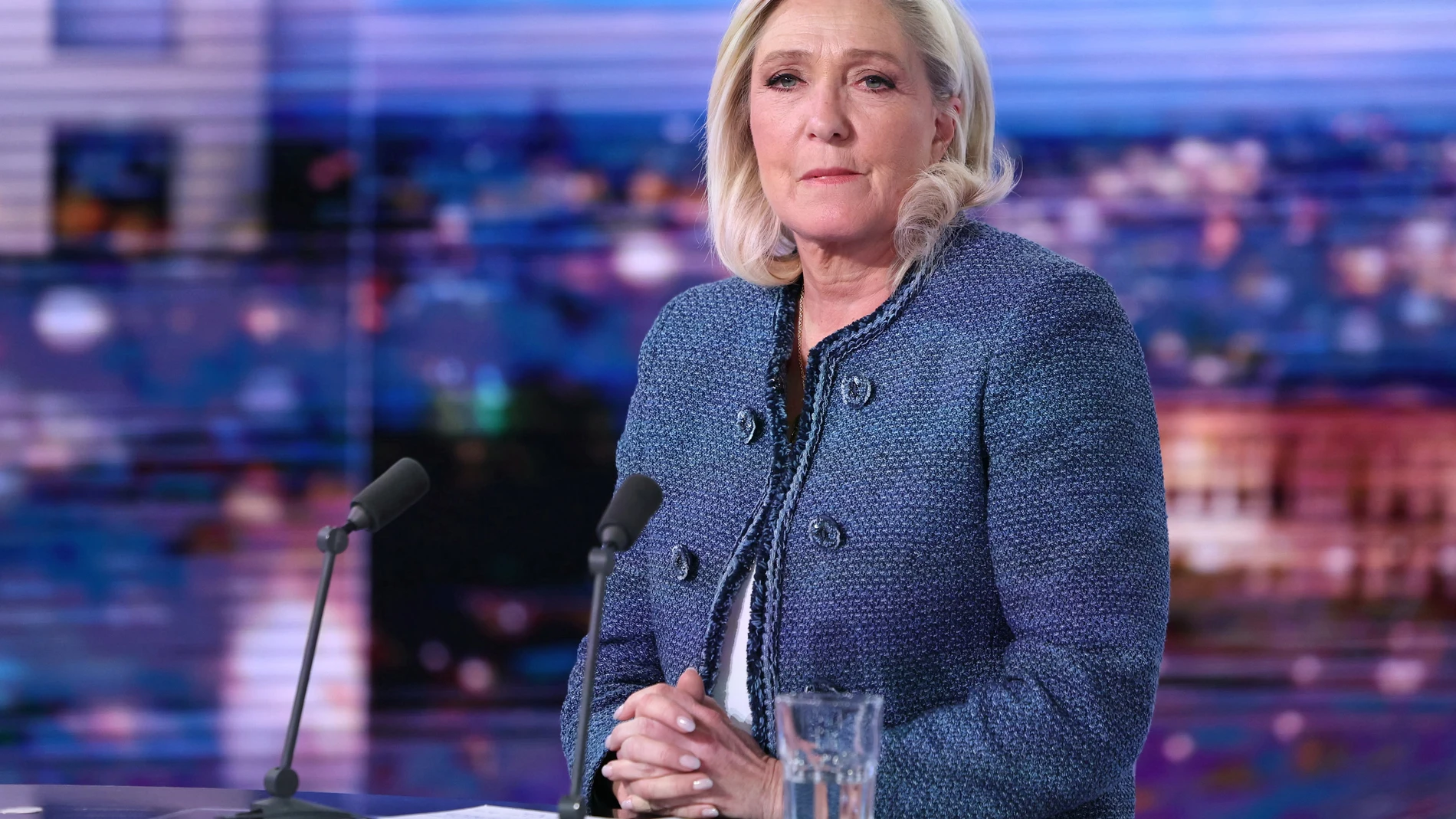 Boulogne-Billancourt (France), 31/03/2025.- President of the far-right Rassemblement National (RN) parliamentary group Marine Le Pen poses prior to an interview on the evening news broadcast of French TV channel TF1, in Boulogne-Billancourt, outside Paris, France, 31 March 2025. Le Pen was convicted of creating fake jobs at the EU parliament to channel funds to her party to employ people in France and was banned with immediate effect from standing for office for five years, throwing into doub...