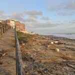 Desperfectos en la playa de Matalascañas, uno de los enclaves de la costa onubenses que más visitantes atrae durante el verano