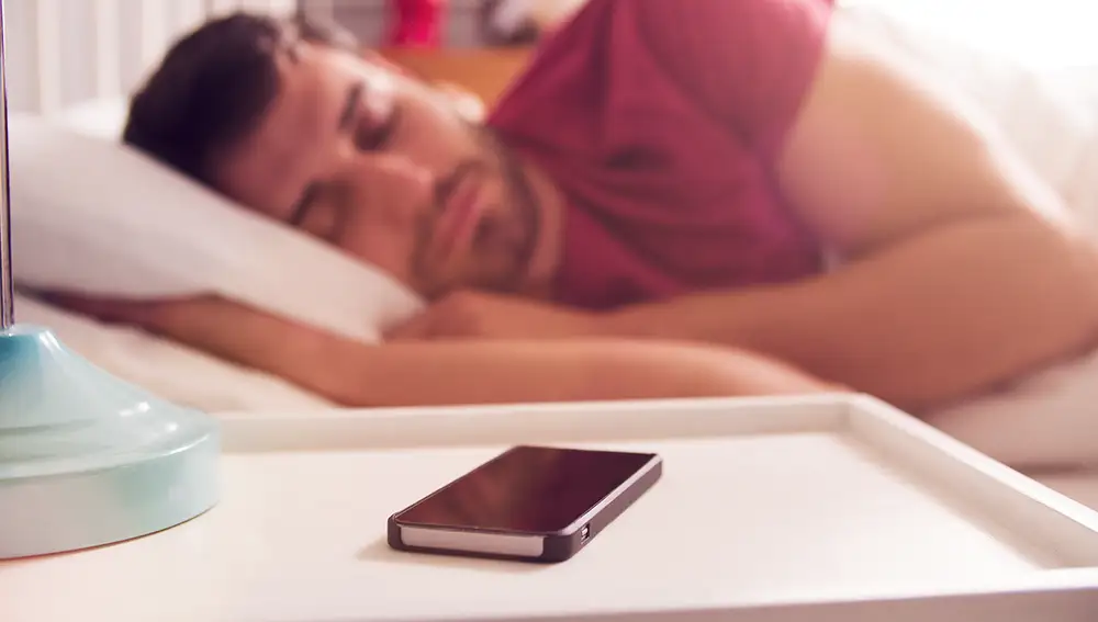 ¿Debemos dormir cerca del móvil?