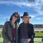 Amelia Bono en un fomingo de carrerras de caballos con sus amigas.