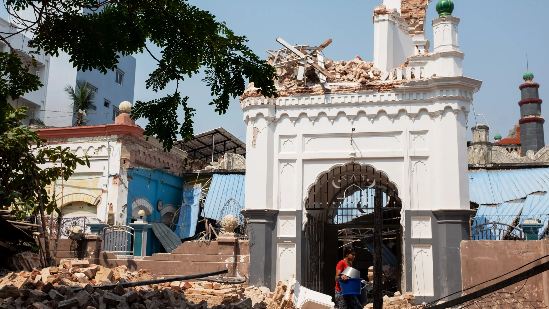 MANDALAY (Myanmar), 31/03/2025.- People look at a damaged building following an earthquake in Mandalay, Myanmar, 31 March 2025. More than 1,700 people have been killed and thousands injured after a 7.7-magnitude earthquake struck the country on 28 March, according to the Myanmar government. (Terremoto/sismo, Birmania) EFE/EPA/STRINGER