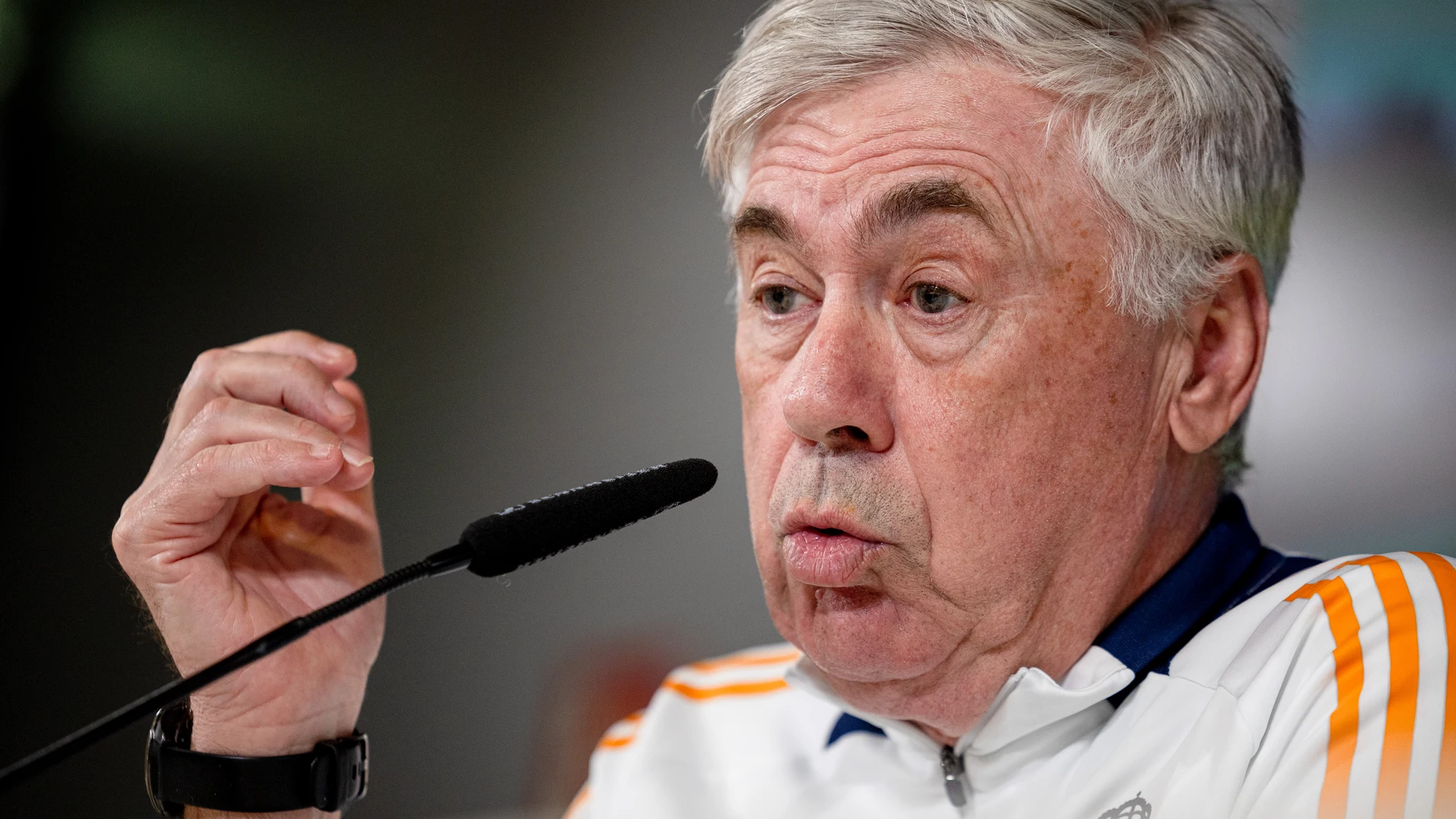 MADRID, 31/03/2025.-El entrenador del Real Madrid Carlo Ancelotti, durante la rueda de prensa posterior al entrenamiento este lunes en Madrid, preparatorio del partido de semifinales de la Copa del Rey de mañana martes contra la Real Sociedad.-EFE/ Daniel González
