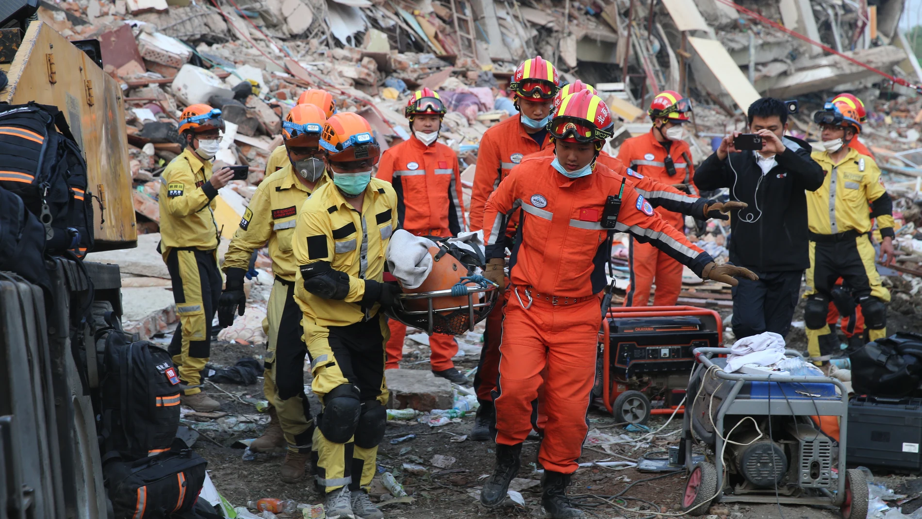 Miembros del equipo de búsqueda y rescate enviado por China a Mandalay para ayudar en las tareas de emergencia tras el terremoto de magnitud 7,7 en la escala abierta de Richter registrado el 28 de marzo de 2025 en Birmania Europa Press/Contacto/Myo Kyaw Soe 31/03/2025 ONLY FOR USE IN SPAIN