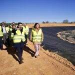 La consejera de Agricultura, Ganadería y Desarrollo Rural, María González Corral, durante su visita a las obras de modernización del regadío en la localidad de Llamas de la Ribera