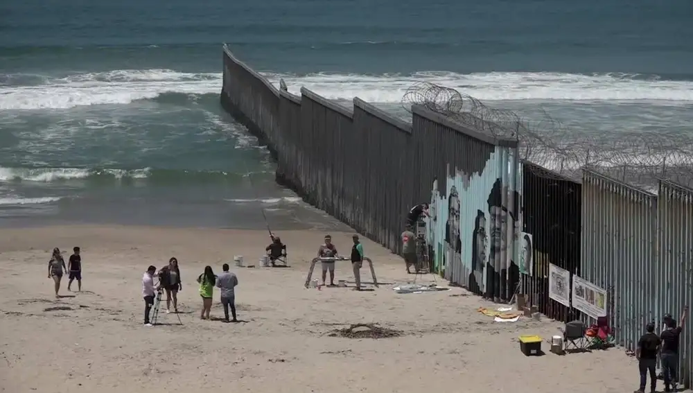 Muro entre Estados Unidos y México.
