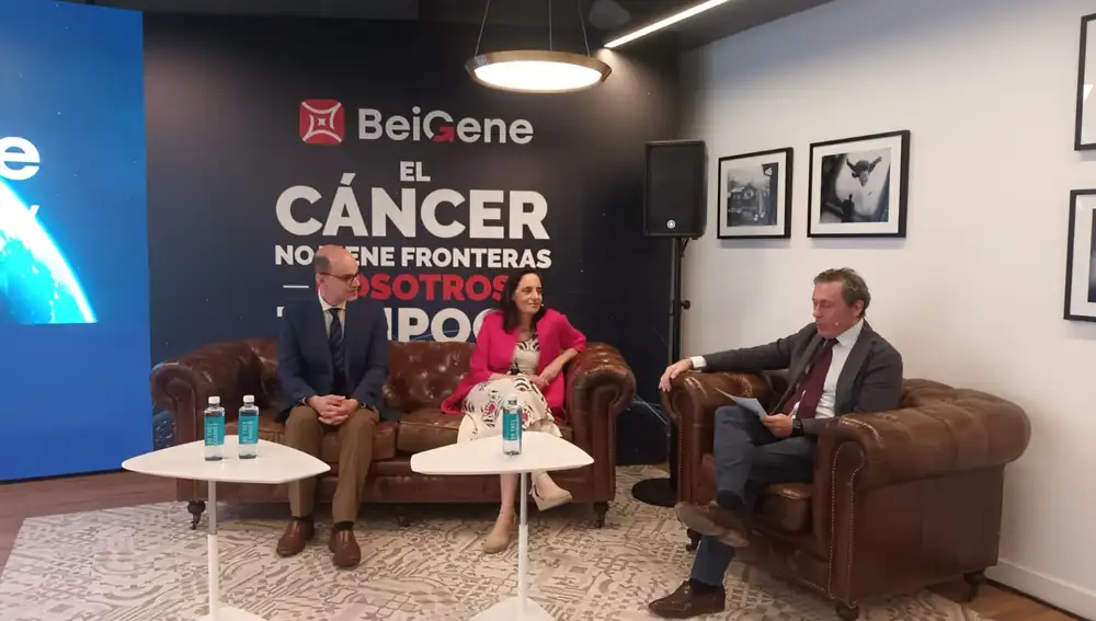 Mark Lanasa, Cristina García Medinilla y el doctor Luis Paz