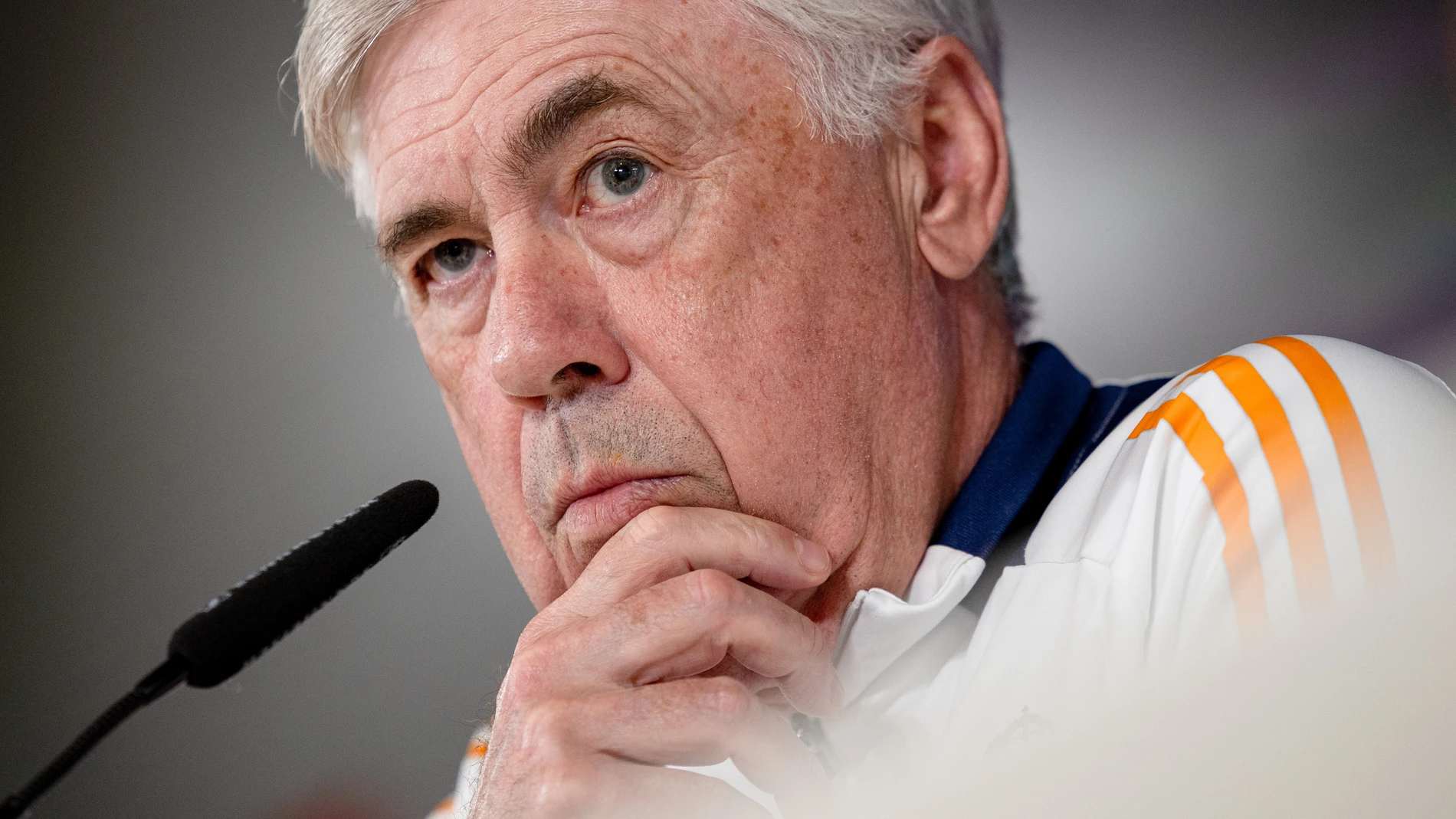 MADRID, 31/03/2025.-El entrenador del Real Madrid Carlo Ancelotti, durante la rueda de prensa posterior al entrenamiento este lunes en Madrid, preparatorio del partido de semifinales de la Copa del Rey de mañana martes contra la Real Sociedad.-EFE/ Daniel González