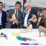 Carlos Mazón durante su visita hoy a la firma de calzado de Elda (Alicante) Magrit