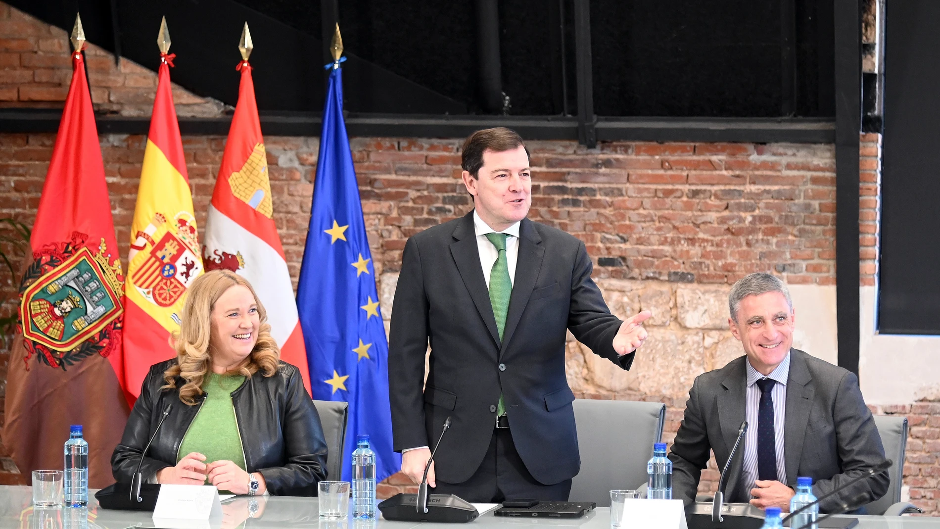 El presidente de la Junta, Alfonso Fernández Mañueco, participa junto a la alcaldesa de Burgos, Cristina Ayala, y el presidente de H2CYL y DG de Fundación Caja de Burgos, Rafael Barbero, en el acto de presentación del proyecto 'Valle del Hidrógeno de Castilla y León'