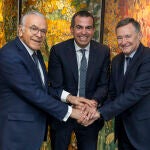 Isidro Fainé, presidente de CriteriaCaixa, Jordi Gallés Gabarró, presidente ejecutivo de Europastry, y Ángel Simón, consejero delegado de CriteriaCaixa