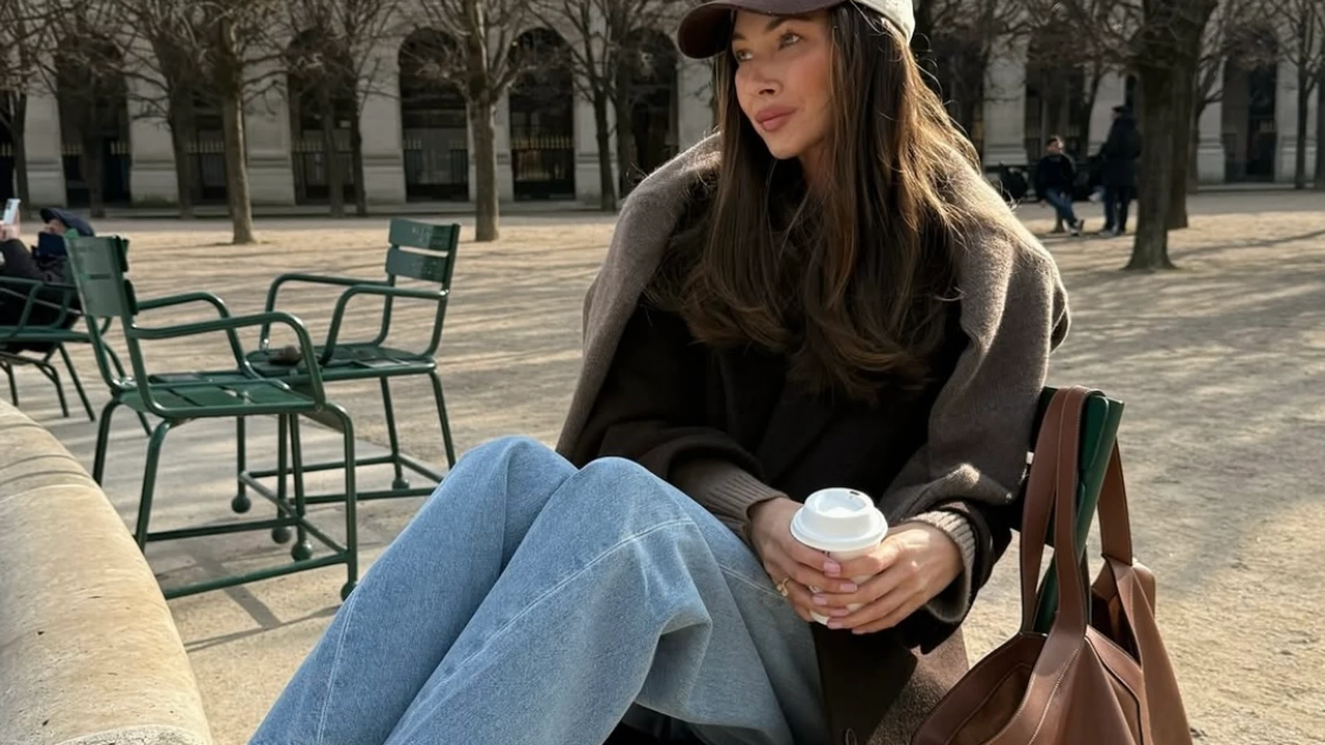 Influencer con vaqueros rectos.
