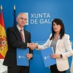 La conselleira de Vivienda, María Martínez Allegue, firmaba ayer el convenio de colaboración con Abanca y Caja Rural Gallega.