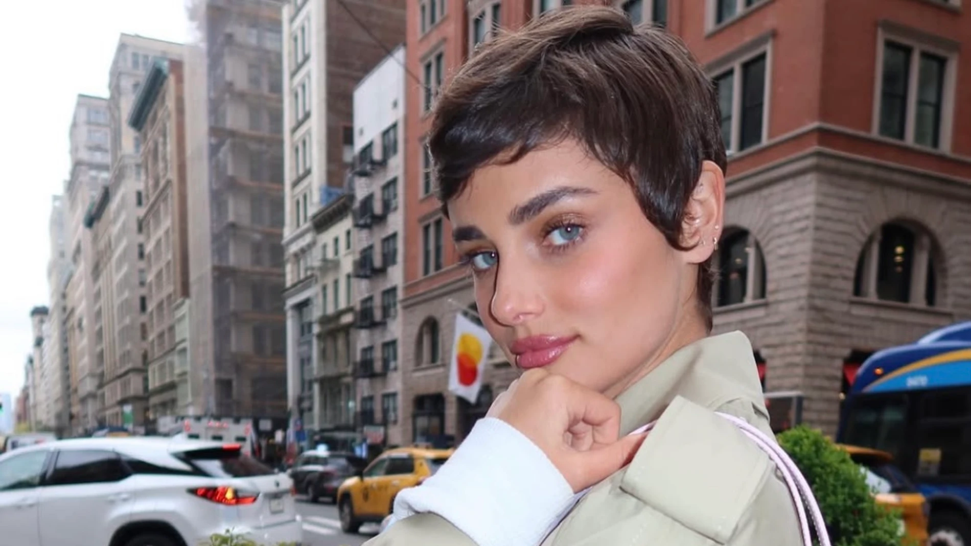 La modelo Taylor Hill con corte de pelo pixie.