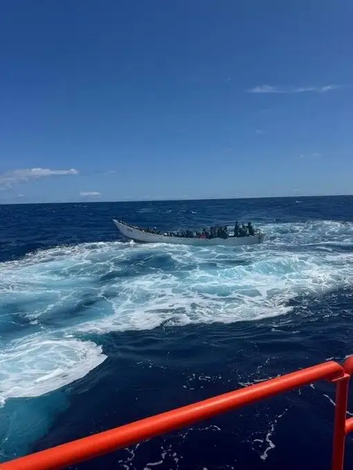 Sucesos.- Salvamento escolta dos pateras con 107 inmigrantes a 16 kilómetros de El Hierro