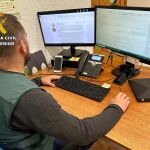 Un agente de la Guardia Civil, durante la investigación