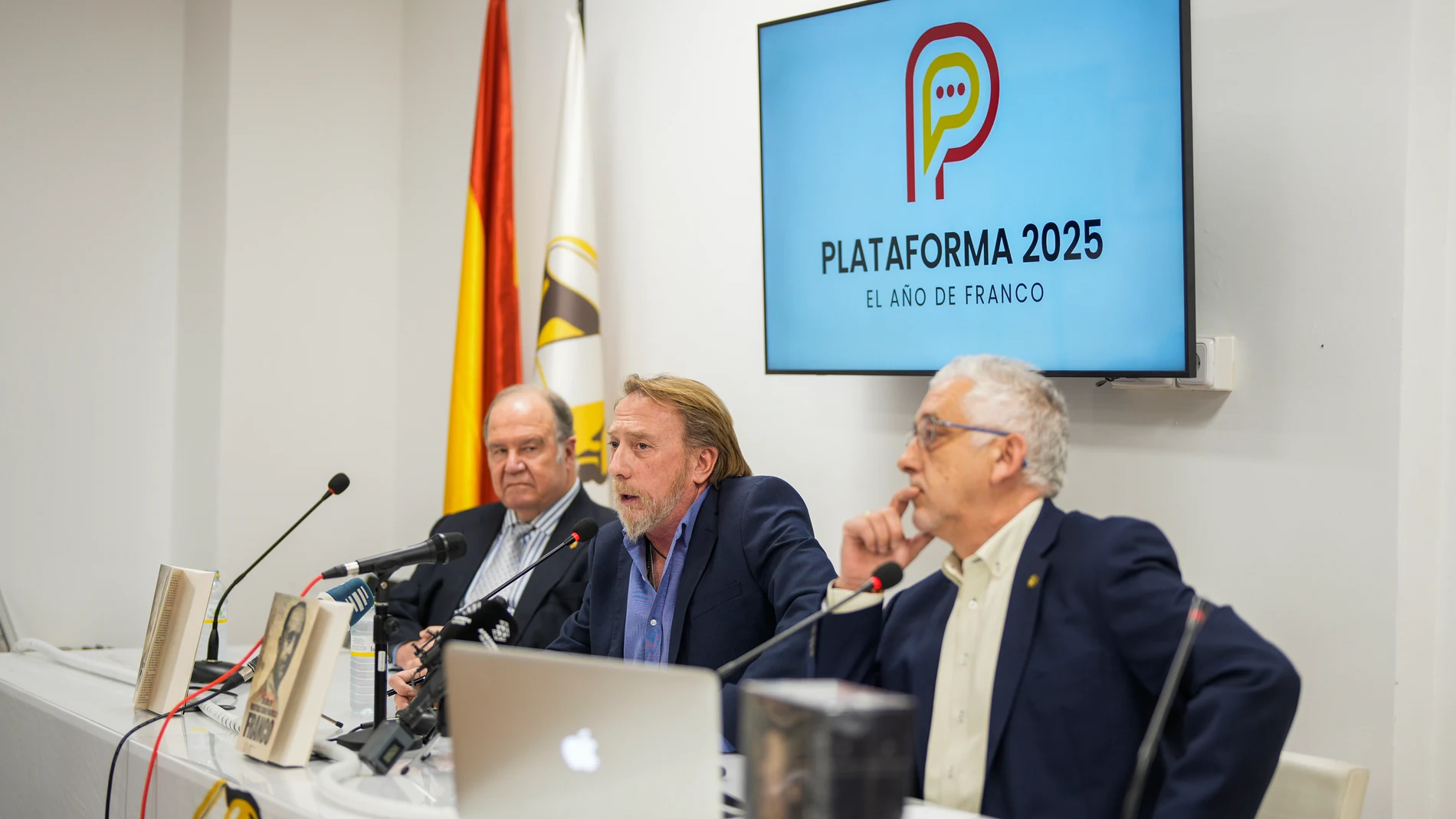 MADRID, 01/04/2025.- El presidente de la Fundación Nacional Francisco Franco, Juan Chicharr, el periodista Javier García Isac y el presidente de la plataforma 2025, Álvaro Romero, participan este martes en la presentación de los actos que ha organizado Plataforma 2025 para recordar el fallecimiento de Francisco Franco, en defensa de su figura, en Madrid. EFE/ Borja Sanchez-Trillo
