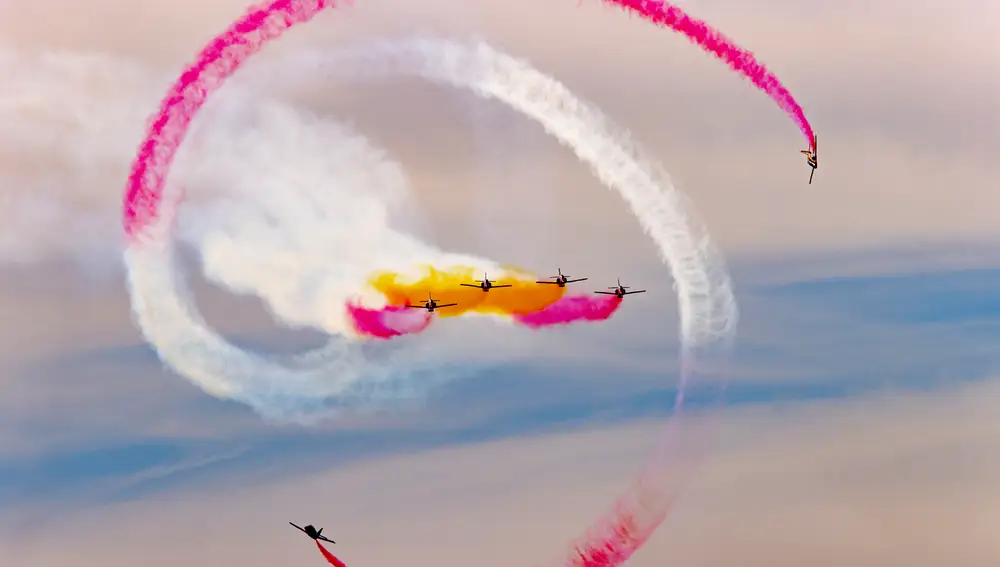 Patrulla Águila: 40 años dibujando a España por los cielos del mundo