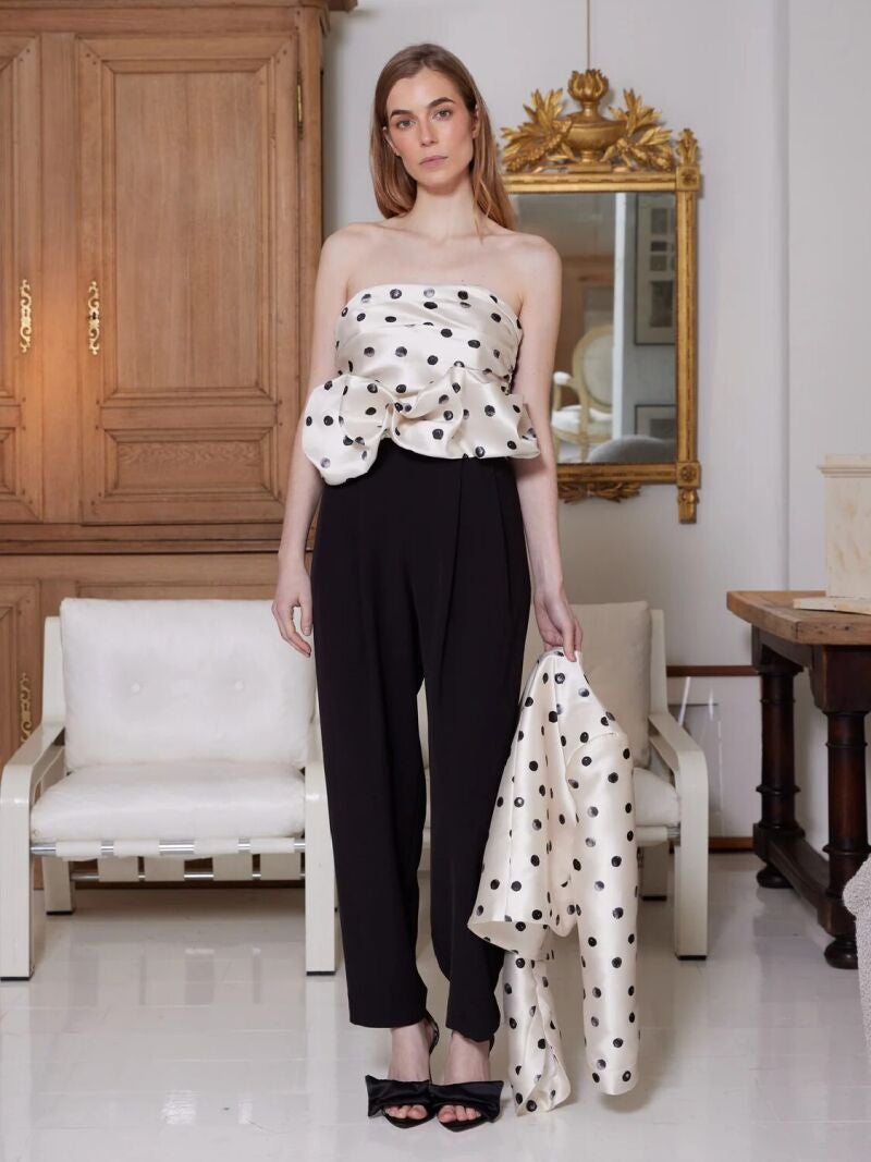 Mono de estampado de lunares.